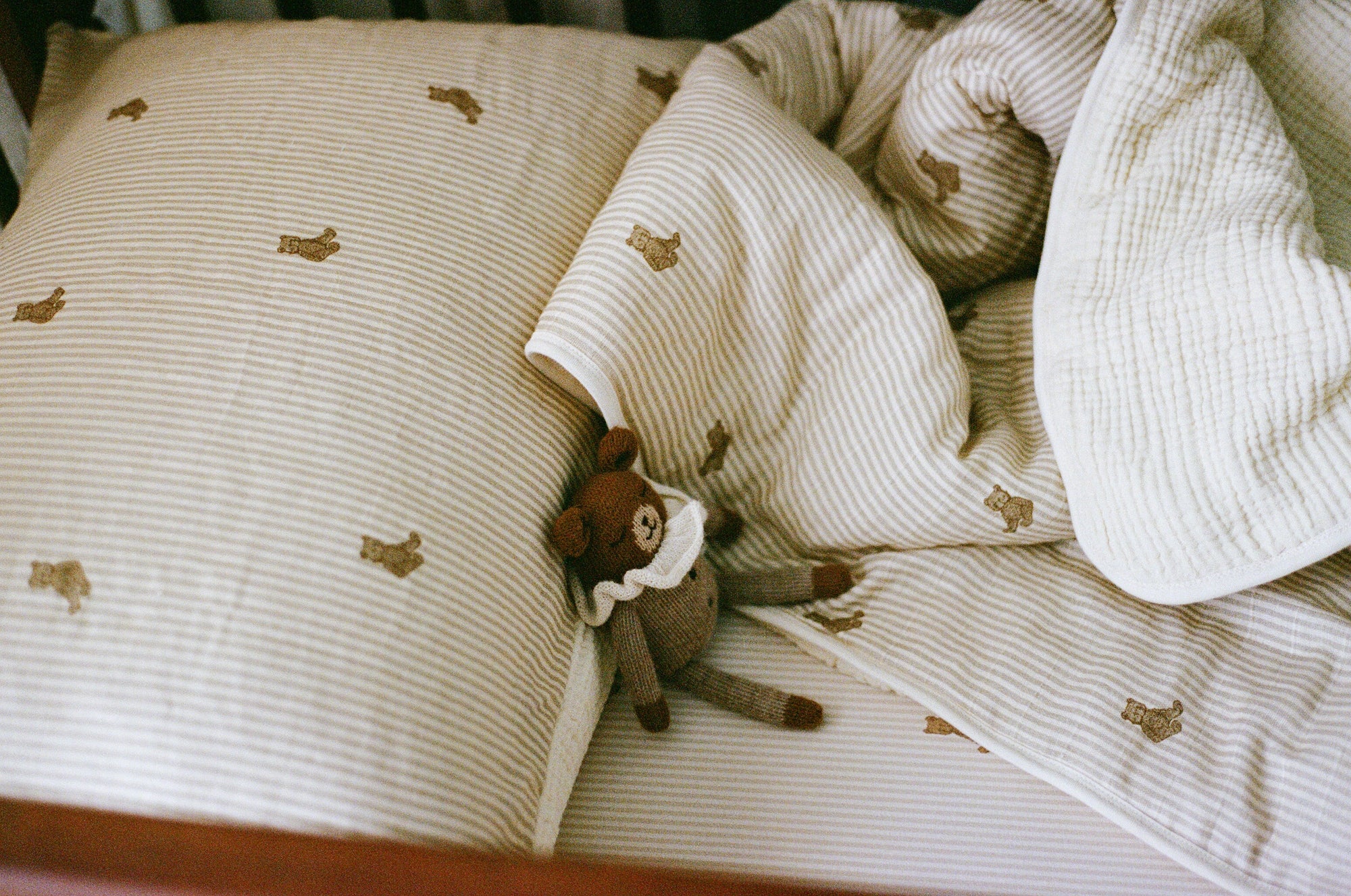 oilo dainty floral muslin crib quilt