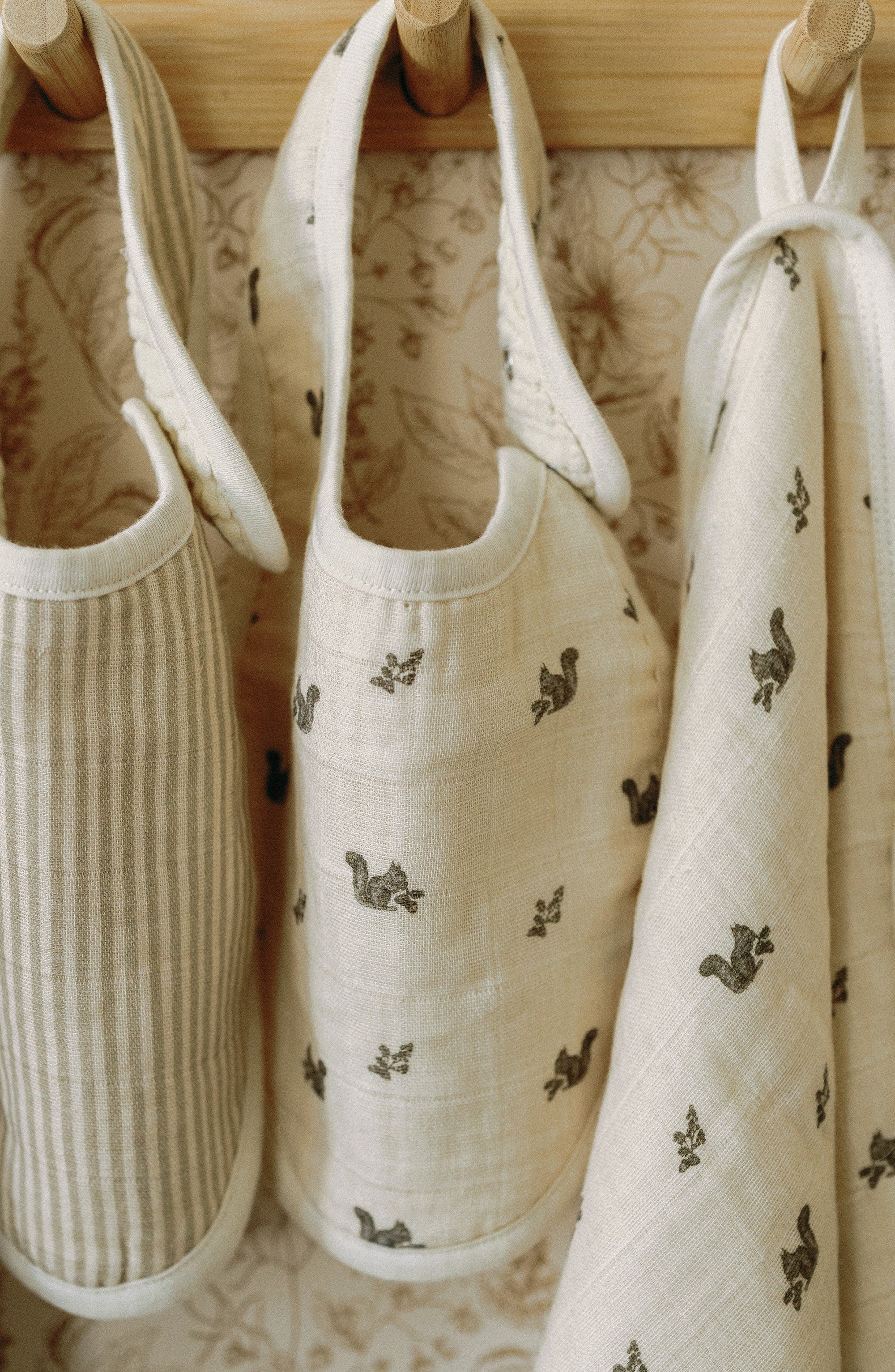 MUSLIN BIBS SET