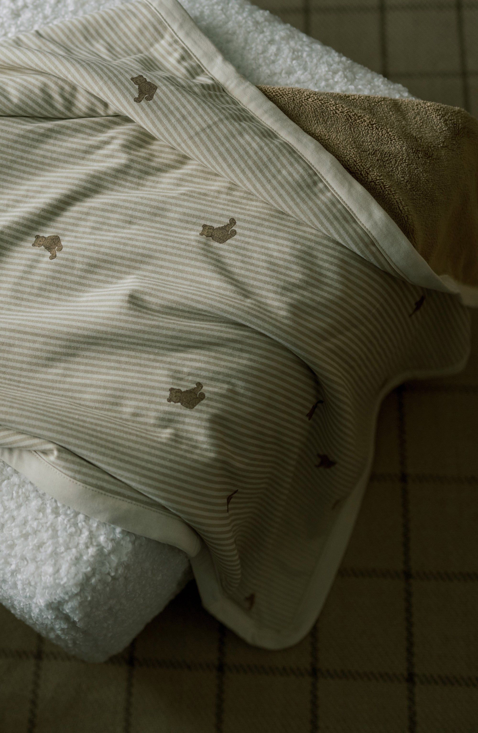 &#39;Bear&#39; - Cuddle Plush Infant Blanket
